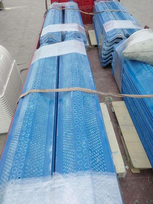 玻璃钢生产的挡风墙,是一种治理露天料场扬尘污染治理的环保工程.